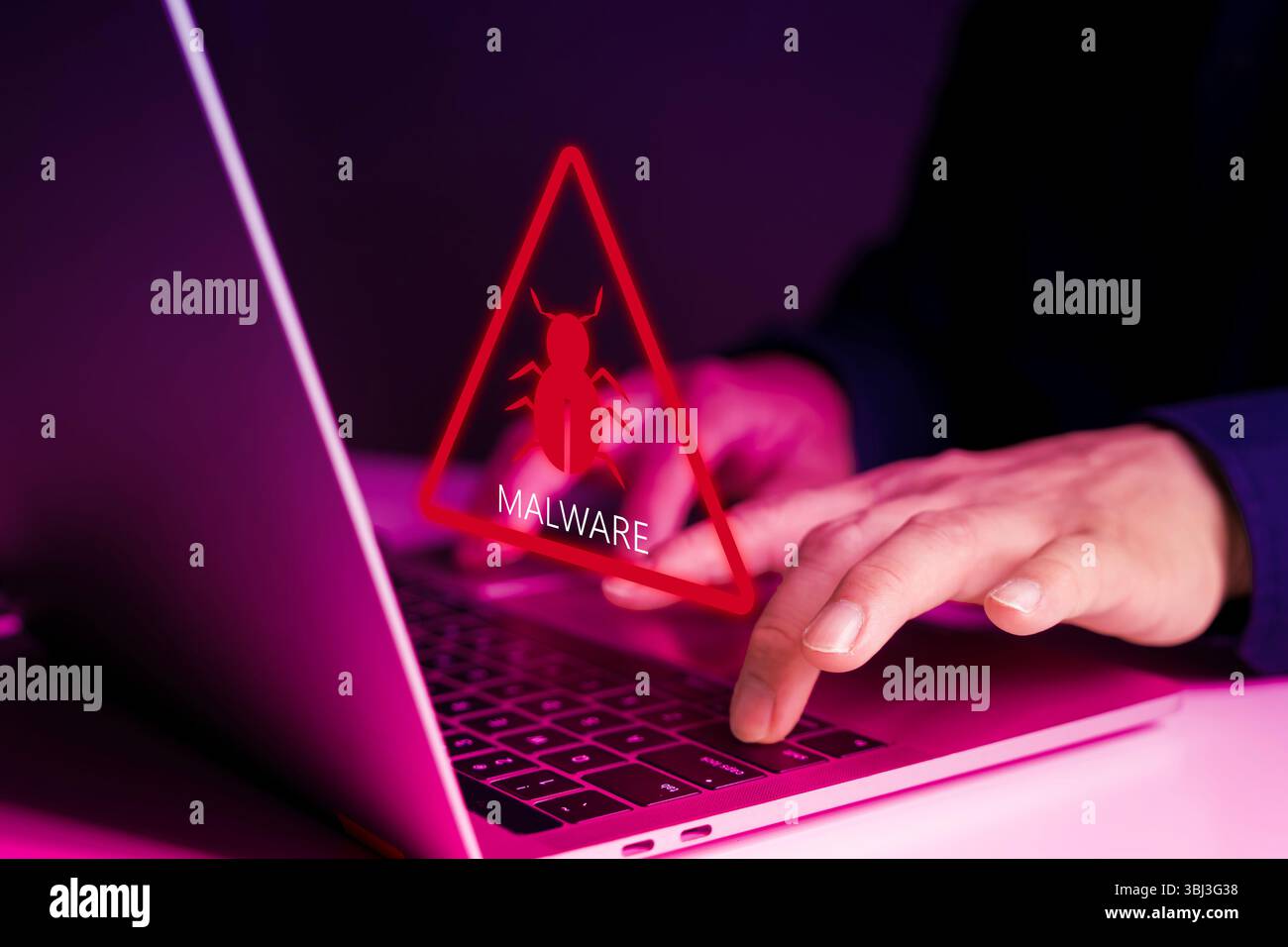 L'icône d'avertissement de malware numérique apparaît à l'écran lorsque l'utilisateur travaille sur un ordinateur portable, représentant une menace de cybersécurité, une attaque de virus, un risque de piratage et en ligne Banque D'Images