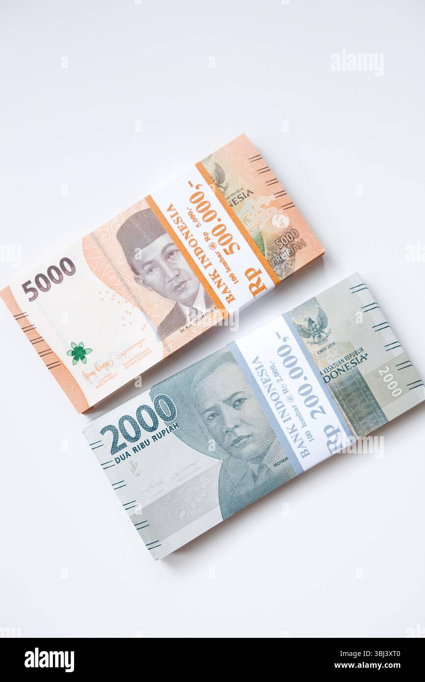 Pekanbaru, Indonésie - 21 mars 2025 : collection de billets de banque indonésiens en rupiah isolés sur fond blanc, focalisation sélective Banque D'Images