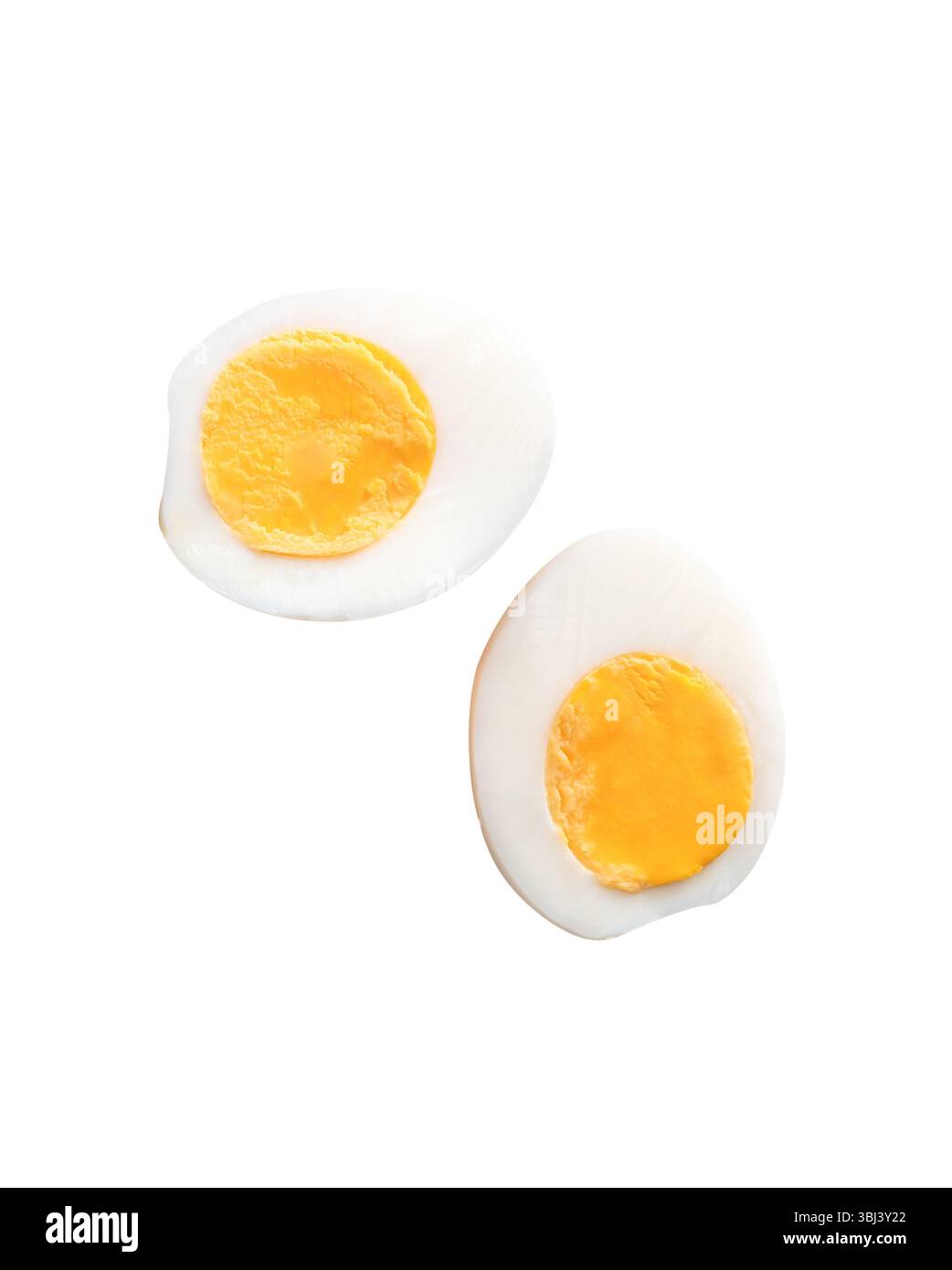 Vue de dessus ensemble d'oeufs de poule cuits ou cuits avec jaune d'oeuf en deux moitiés est isolé sur fond blanc avec chemin de découpage. Banque D'Images