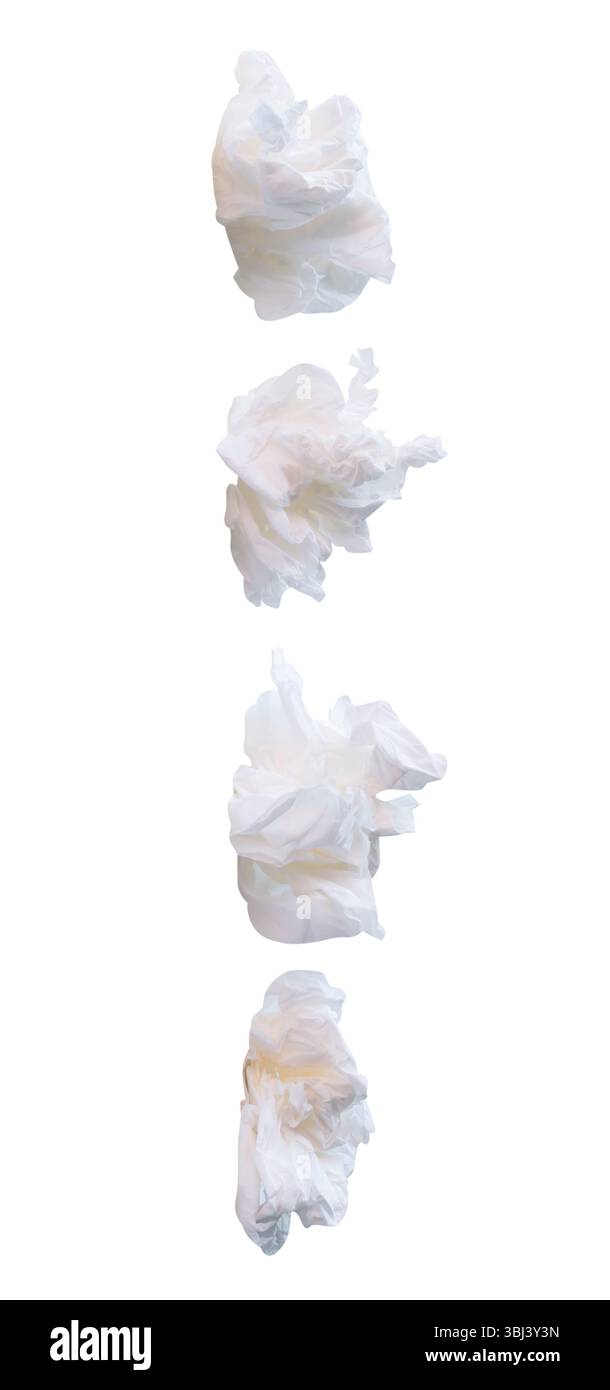 L'ensemble de vue latérale de boules de papier de soie blanc vissées ou froissées est isolé sur fond blanc avec chemin de découpage. Banque D'Images
