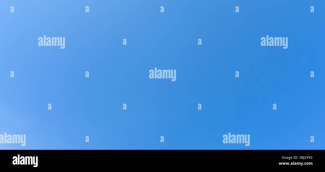 Beau ciel bleu clair sans nuages le matin ou l'après-midi le jour ensoleillé est utilisé comme texture de fond naturel dans les travaux d'art décoratif. Banque D'Images