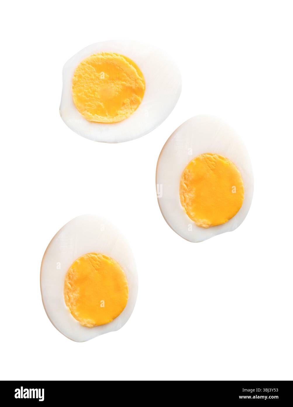 Vue de dessus ensemble d'oeufs de poule cuits ou cuits avec jaune d'oeuf en trois moitiés est isolé sur fond blanc avec chemin de découpage Banque D'Images
