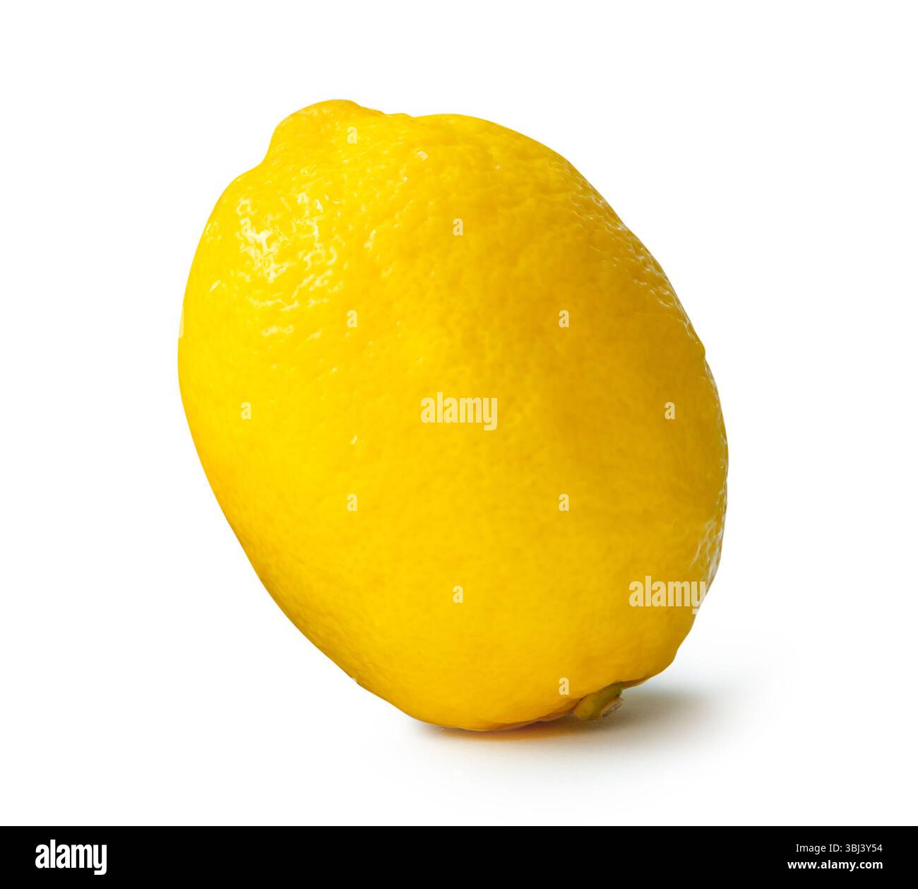 La vue latérale d'un seul fruit de citron jaune frais mûr avec des gouttelettes d'eau est isolée sur fond blanc avec chemin de découpage. Banque D'Images