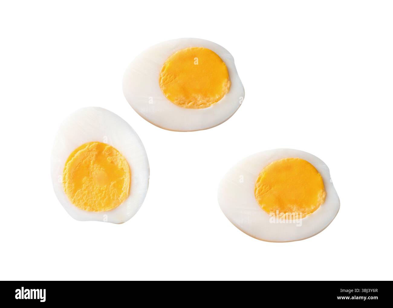 Vue de dessus ensemble d'oeufs de poule cuits ou cuits avec jaune d'oeuf en trois moitiés est isolé sur fond blanc avec chemin de découpage Banque D'Images
