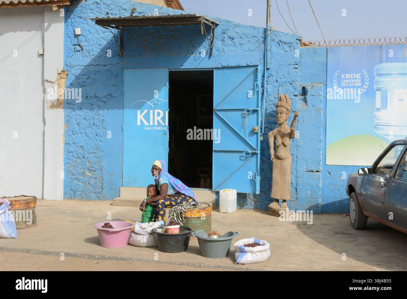 Les Sénégalais locaux se rassemblent au marché alimentaire quotidien de Mbour, petite Côte, région de Thiès, Sénégal, Afrique de l'Ouest Banque D'Images