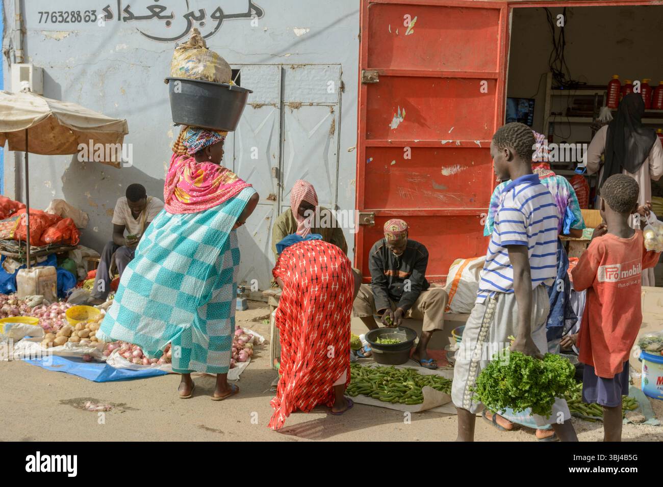 Les Sénégalais locaux se rassemblent au marché alimentaire quotidien de Mbour, petite Côte, région de Thiès, Sénégal, Afrique de l'Ouest Banque D'Images