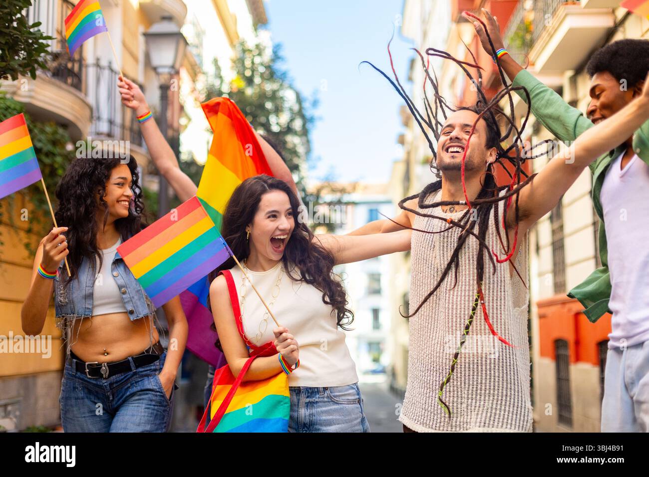 Groupe de jeunes activistes célébrant joyeusement lors d’un défilé lgbtq plus, embrassant la diversité et soutenant l’égalité des droits avec une énergie vibrante Banque D'Images Groupe de jeunes activistes célébrant joyeusement lors d’un défilé lgbtq plus, embrassant la diversité et soutenant l’égalité des droits avec une énergie vibrante Banque D'Images