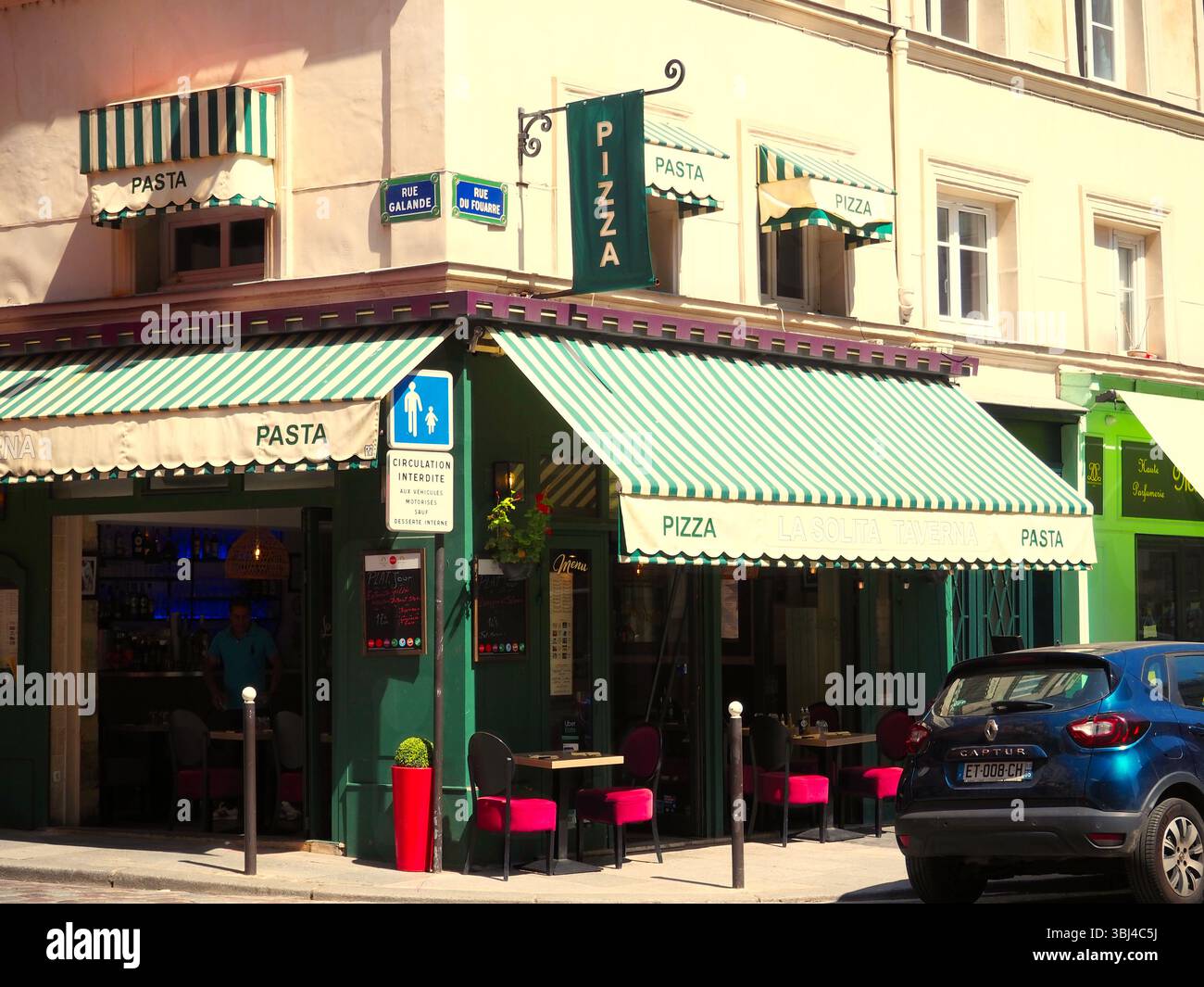 Vue colorée sur la rue d'une pizzeria italienne à Paris Banque D'Images