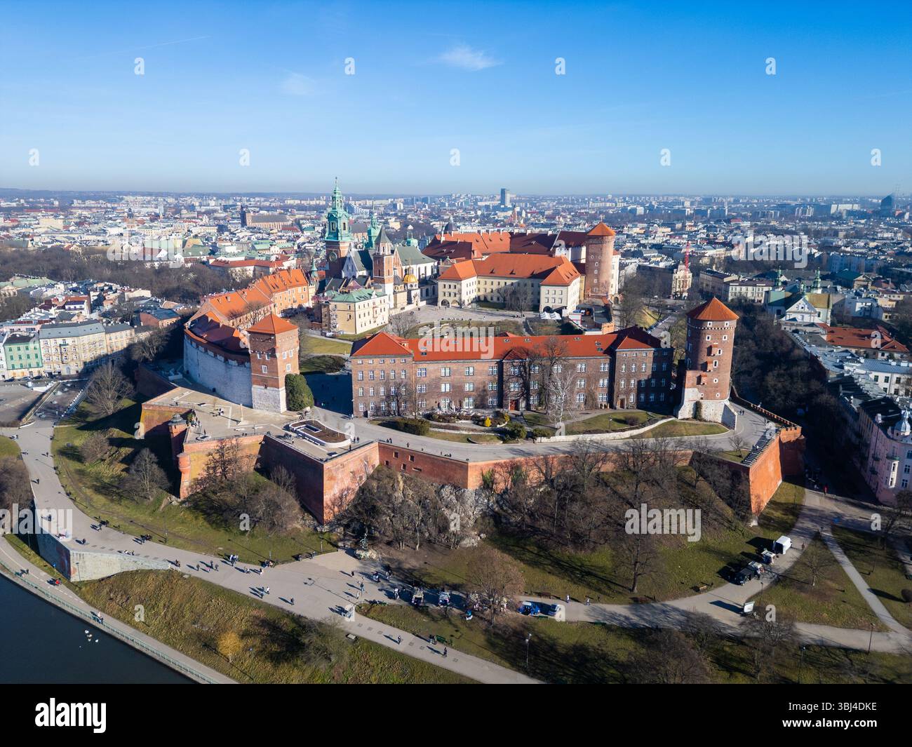 Cracovie, Pologne : vue aérienne du célèbre château royal de Wawel fort et de la cathédrale par une journée ensoleillée d'hiver en Pologne. Banque D'Images