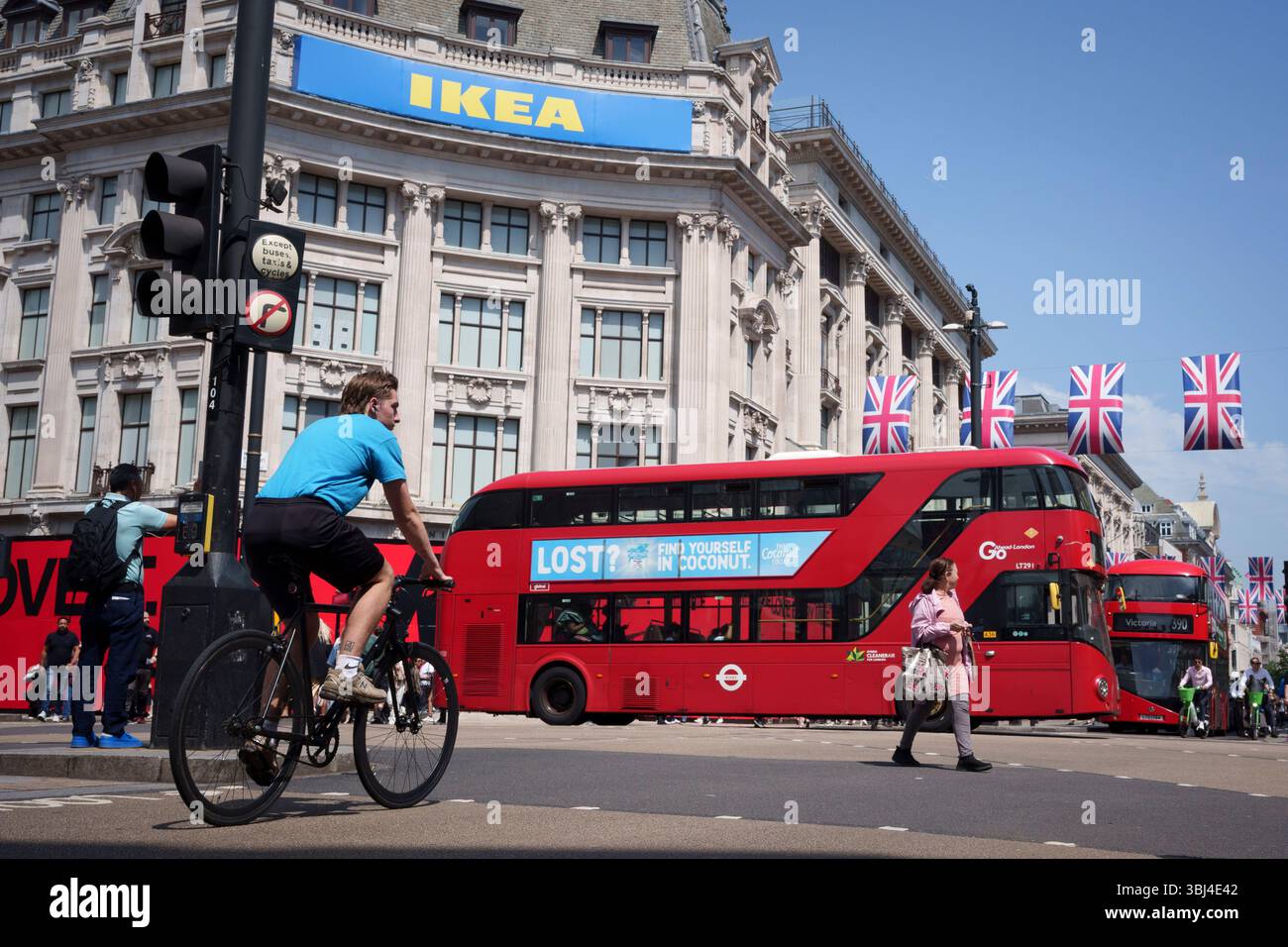 Un bus et un cycliste traversent Oxford Circus à Westminster, le 12 juin 2025, à Londres, en Angleterre. Banque D'Images