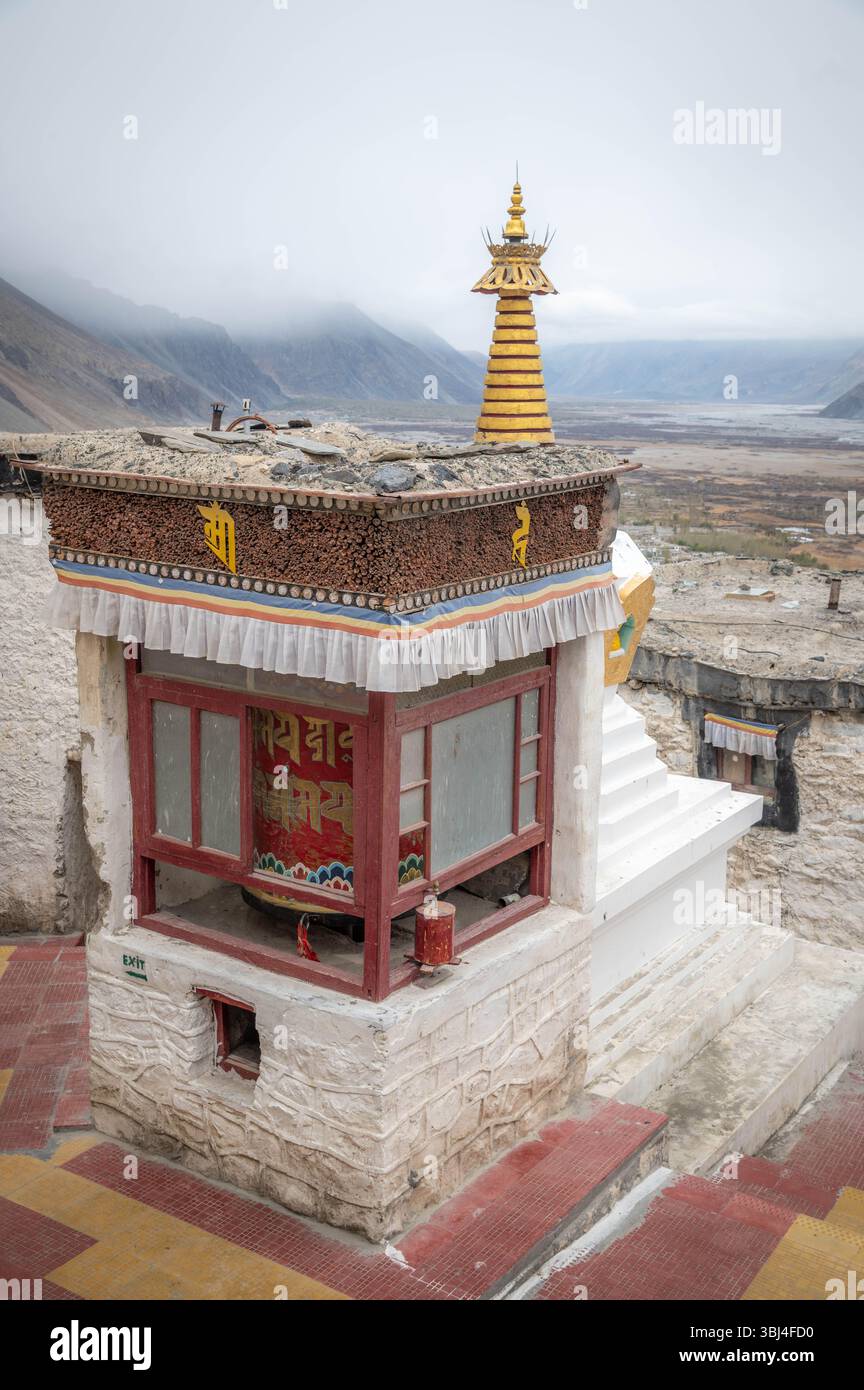 Roue de prière bouddhiste géante à l'intérieur du monastère Diskit, vallée de Nubra, Ladakh, Inde, symbolisant la paix, la dévotion et la tradition spirituelle tibétaine. Banque D'Images