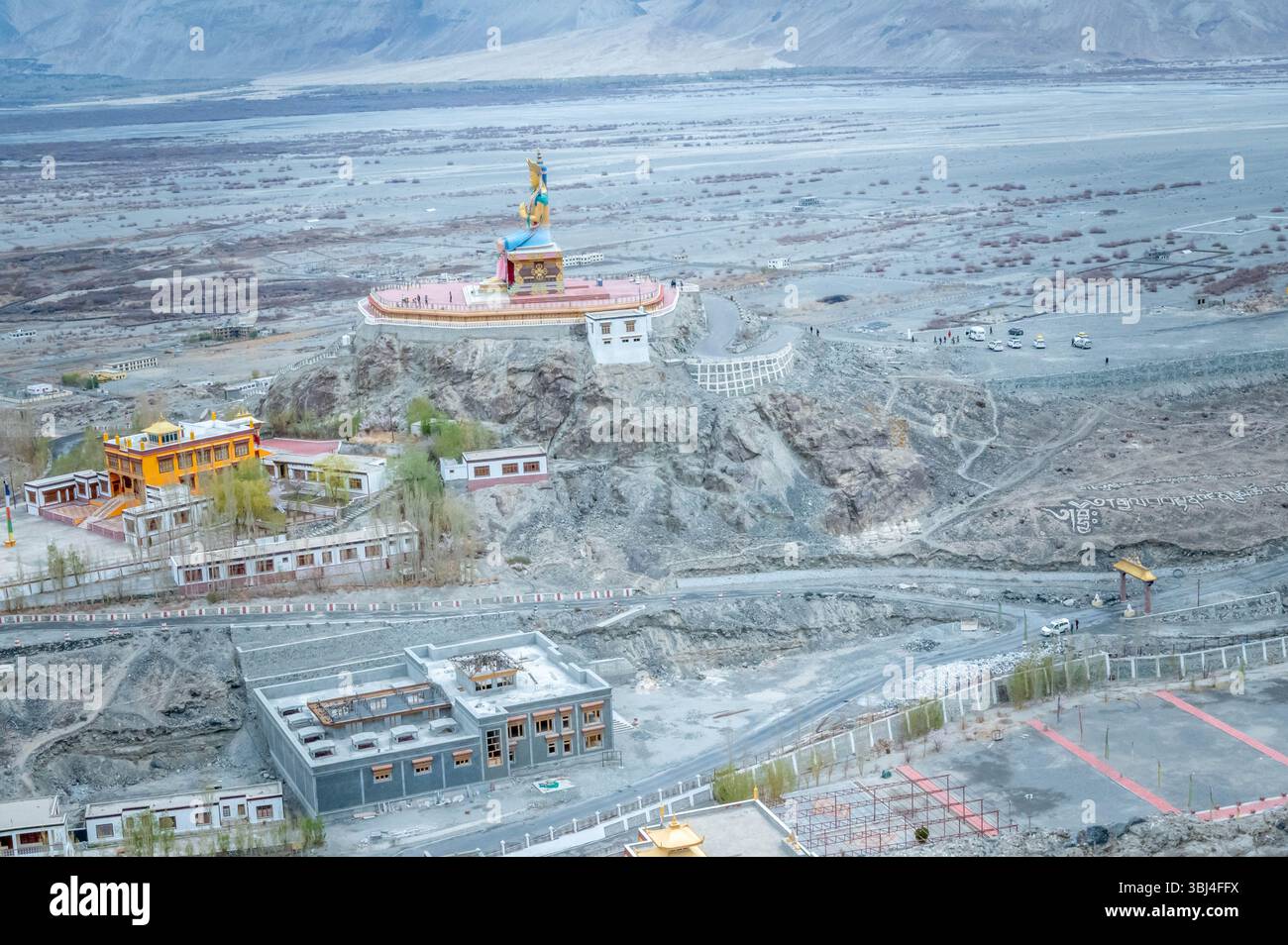 Statue de Bouddha Maitreya au Monastère Diskit, vallée de Nubra, Ladakh, Inde — un monument spirituel majestueux situé contre les spectaculaires montagnes de l'Himalaya a Banque D'Images