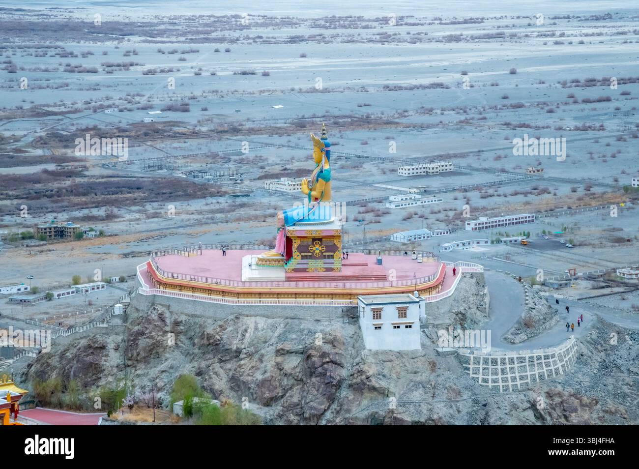 Statue de Bouddha Maitreya au Monastère Diskit, vallée de Nubra, Ladakh, Inde — un monument spirituel majestueux situé contre les spectaculaires montagnes de l'Himalaya a Banque D'Images