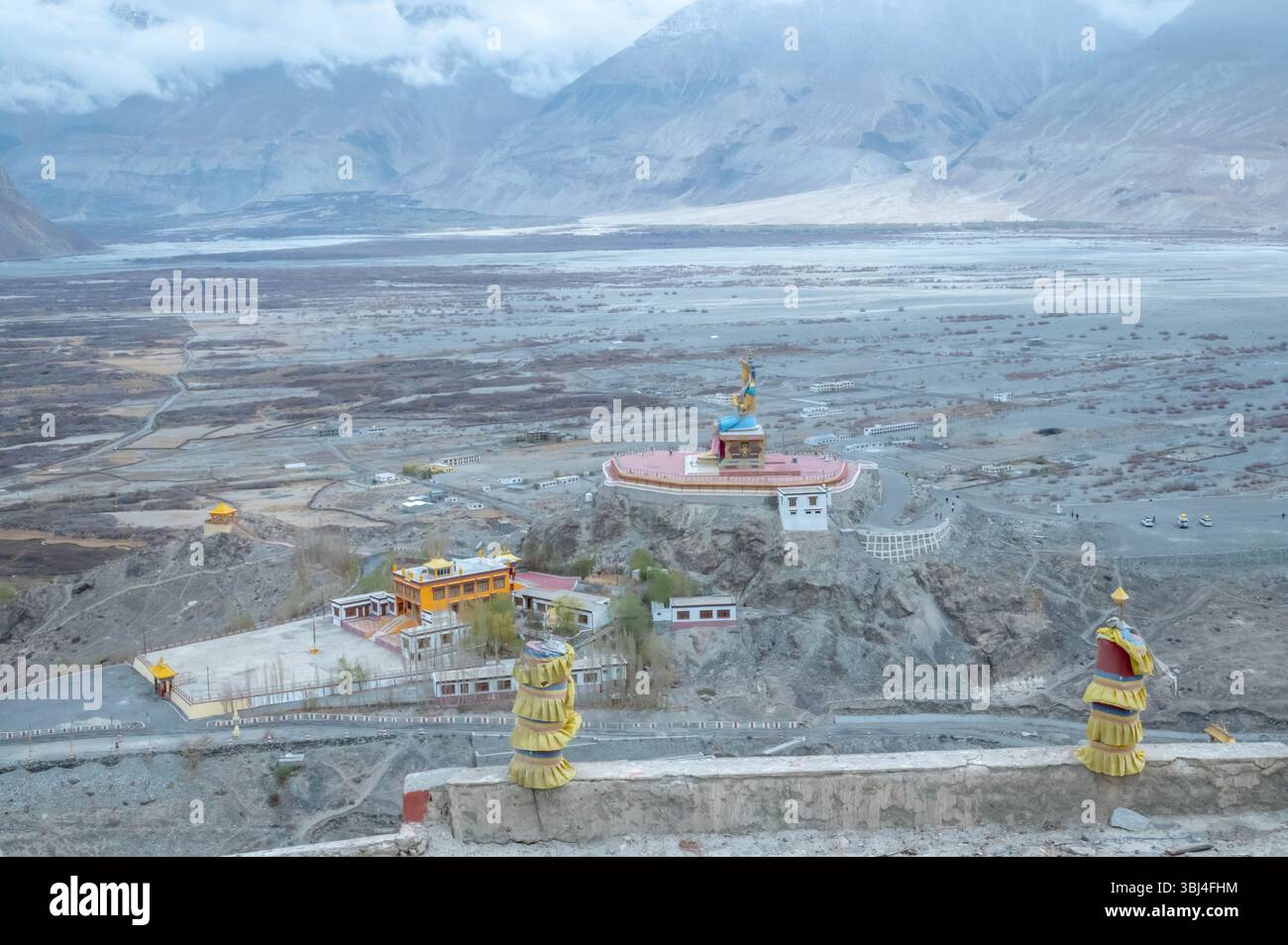 Statue de Bouddha Maitreya au Monastère Diskit, vallée de Nubra, Ladakh, Inde — un monument spirituel majestueux situé contre les spectaculaires montagnes de l'Himalaya a Banque D'Images
