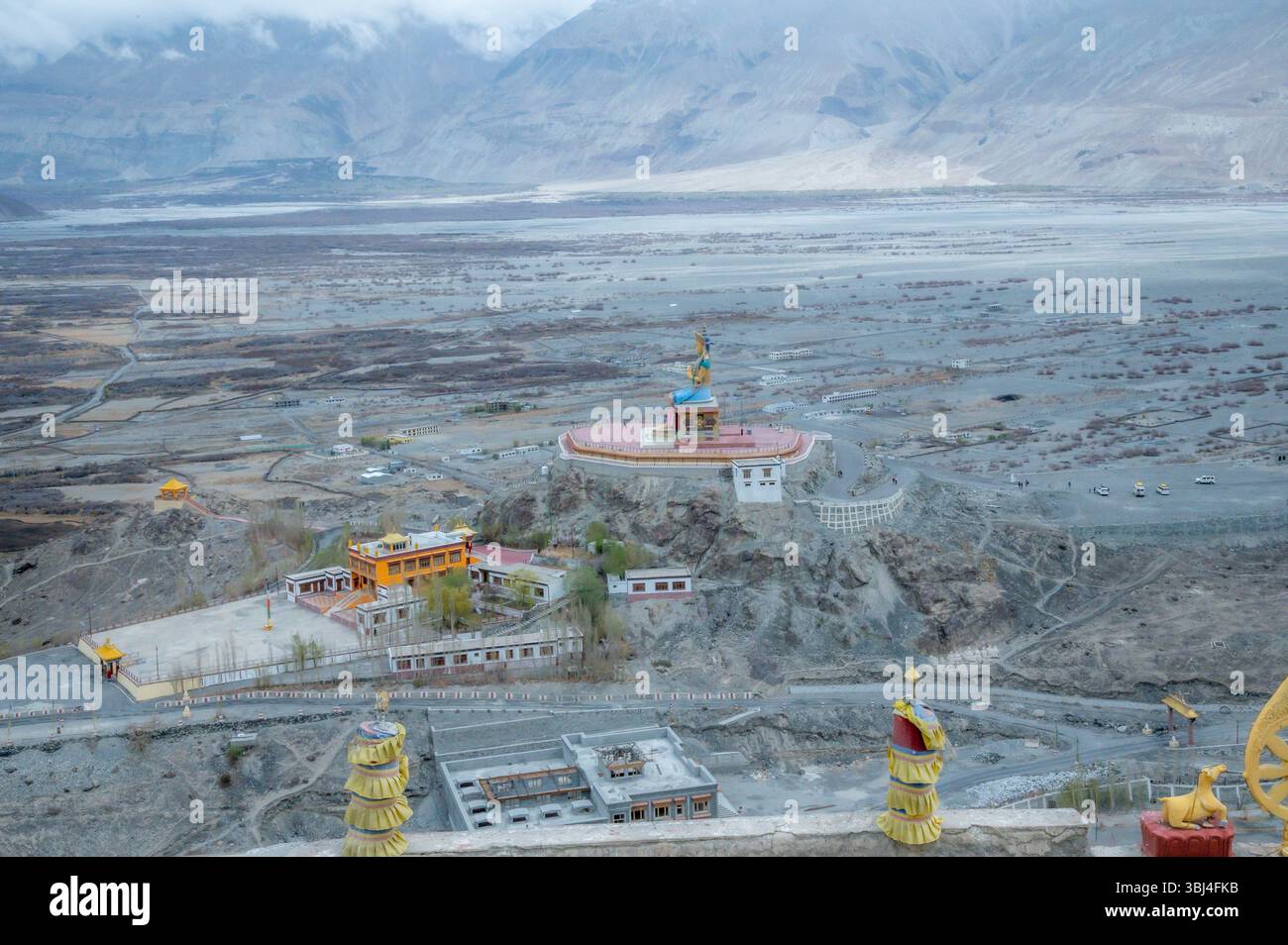 Statue de Bouddha Maitreya au Monastère Diskit, vallée de Nubra, Ladakh, Inde — un monument spirituel majestueux situé contre les spectaculaires montagnes de l'Himalaya a Banque D'Images