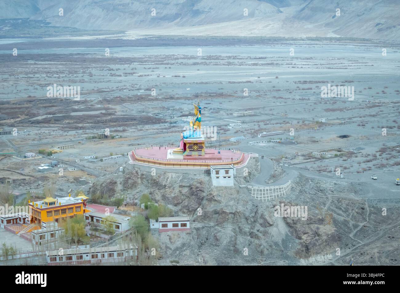 Statue de Bouddha Maitreya au Monastère Diskit, vallée de Nubra, Ladakh, Inde — un monument spirituel majestueux situé contre les spectaculaires montagnes de l'Himalaya a Banque D'Images