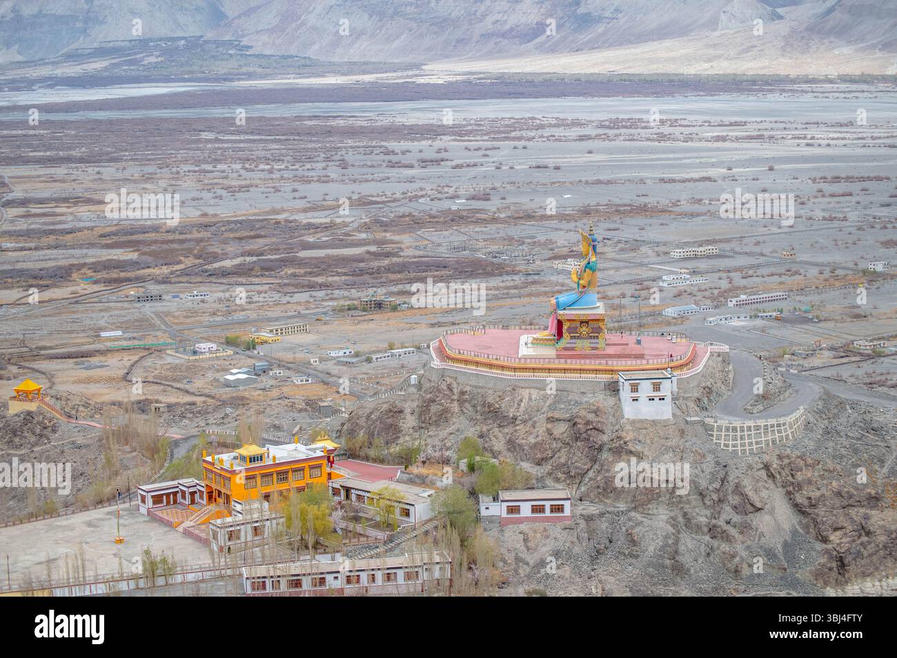 Statue de Bouddha Maitreya au monastère Diskit, vallée de Nubra, Ladakh, Inde — un monument spirituel majestueux situé contre les montagnes spectaculaires de l'Himalaya Banque D'Images