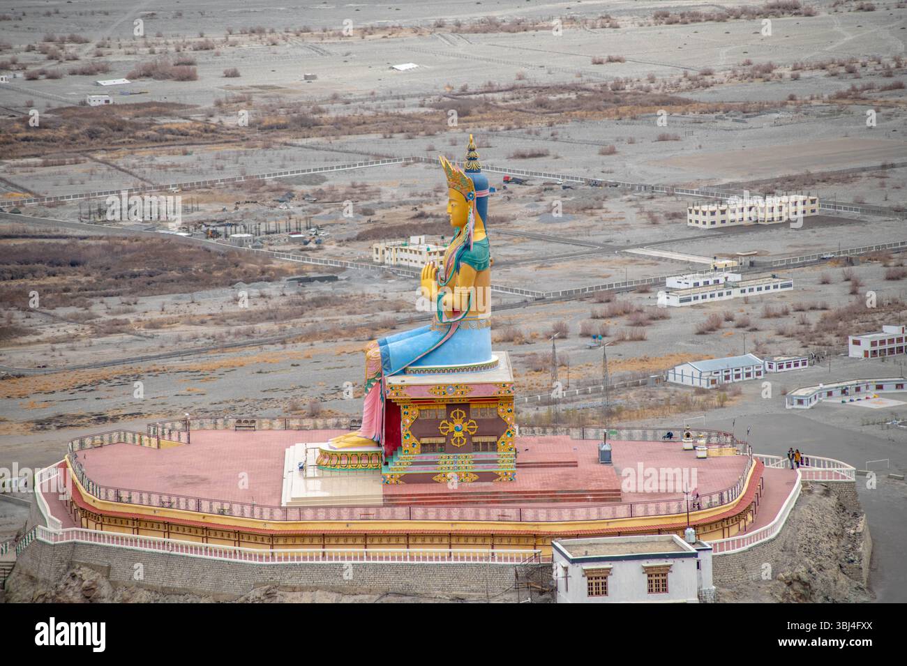 Statue de Bouddha Maitreya au Monastère Diskit, vallée de Nubra, Ladakh, Inde — un monument spirituel majestueux situé contre les spectaculaires montagnes de l'Himalaya a Banque D'Images