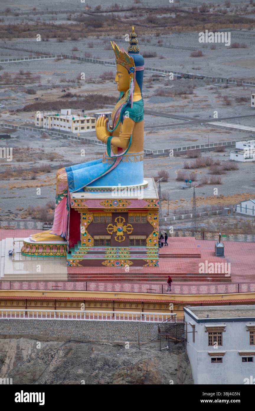 Statue de Bouddha Maitreya au Monastère Diskit, vallée de Nubra, Ladakh, Inde — un monument spirituel majestueux situé contre les spectaculaires montagnes de l'Himalaya a Banque D'Images