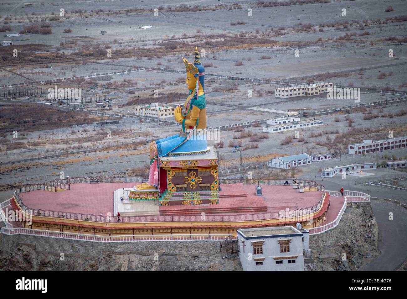 Statue de Bouddha Maitreya au monastère Diskit, vallée de Nubra, Ladakh, Inde — un monument spirituel majestueux situé contre les montagnes spectaculaires de l'Himalaya Banque D'Images