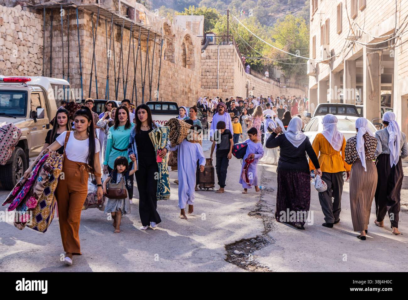 Lalish, IRAK - 30 SEPTEMBRE 2022 : les Yézidis dans le complexe du temple Lalish, région du Kurdistan en Irak Banque D'Images