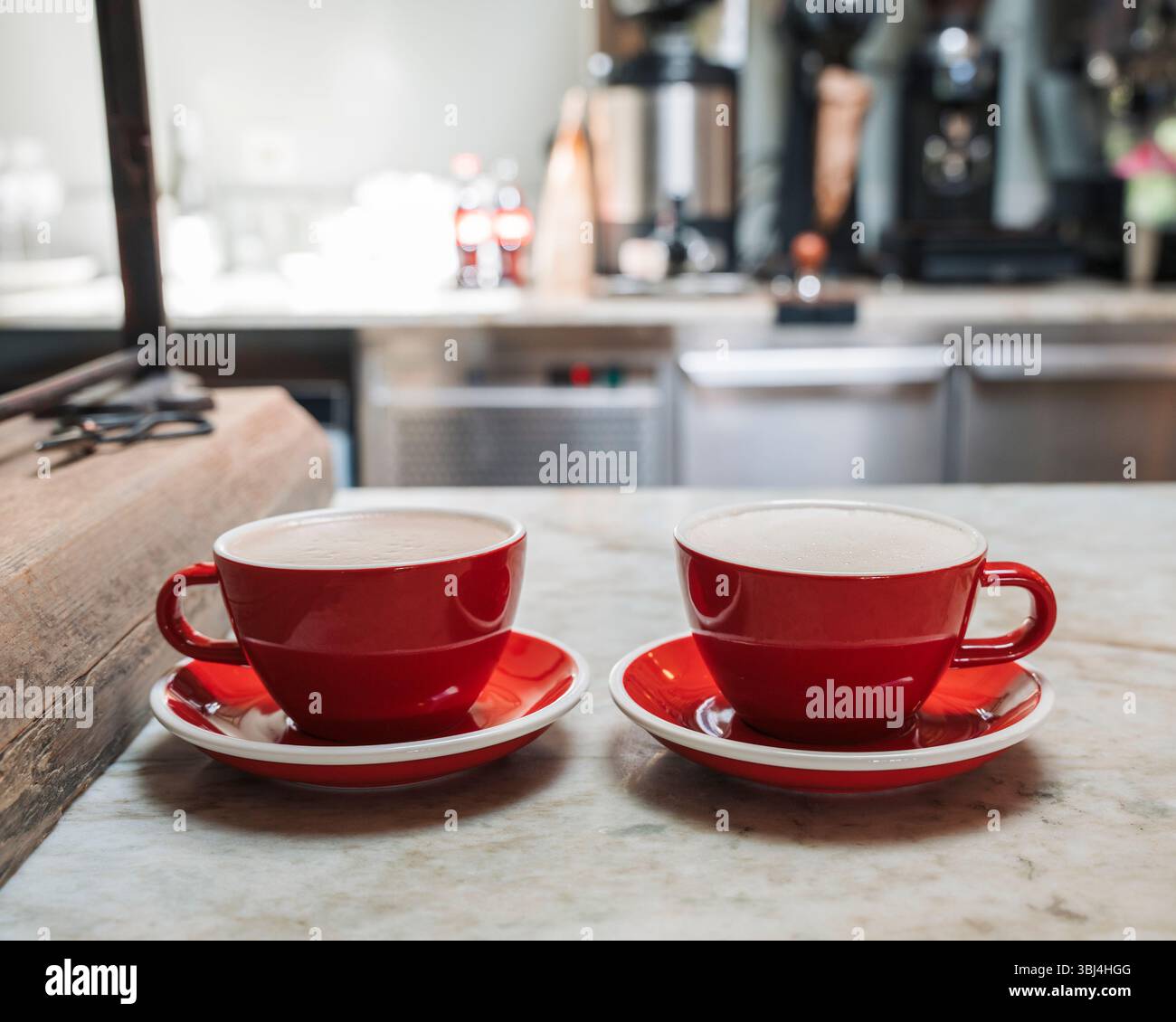 Deux tasses de café rouges sur un comptoir dans un café à Stockholm Banque D'Images Deux tasses de café rouges sur un comptoir dans un café à Stockholm Banque D'Images