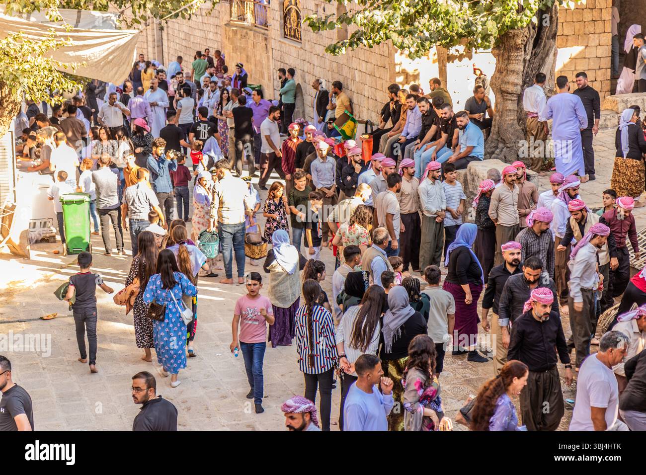 Lalish, IRAK - 30 SEPTEMBRE 2022 : le peuple yézidi pendant les festivités du vendredi dans le complexe du temple Lalish, dans la région du Kurdistan en Irak Banque D'Images