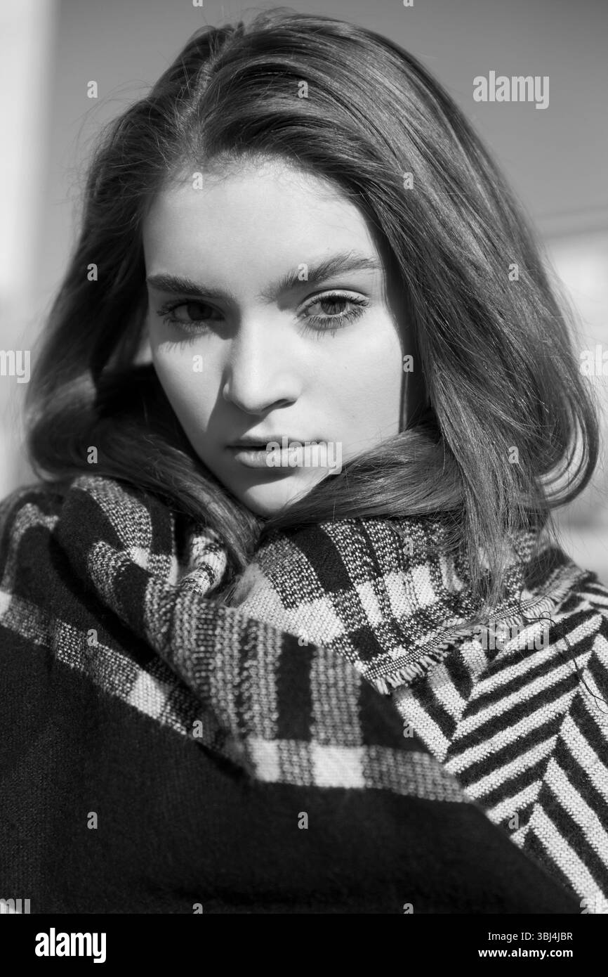 Portrait d'une jeune femme dans un foulard gros plan Banque D'Images