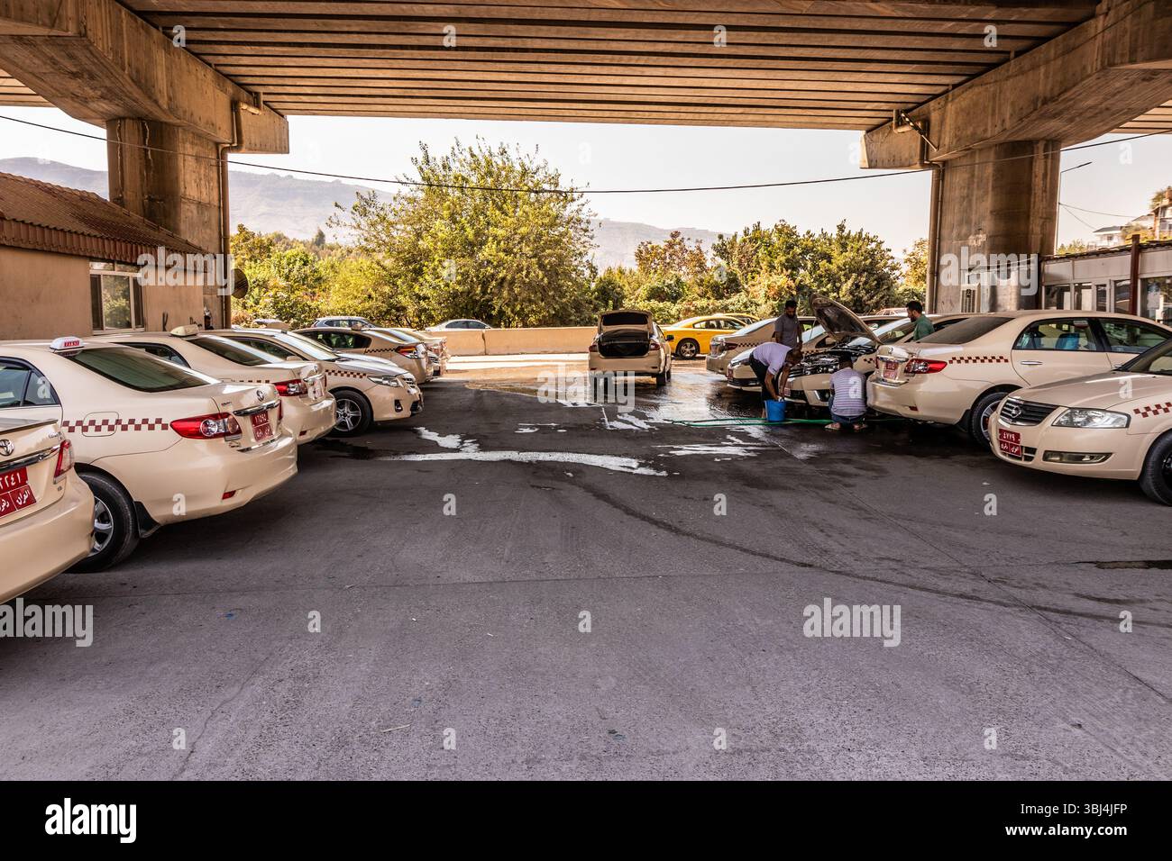 DUHOK, IRAK - 1er OCTOBRE 2022 : garage, parking de taxi partagé à Duhok, région du Kurdistan en Irak Banque D'Images