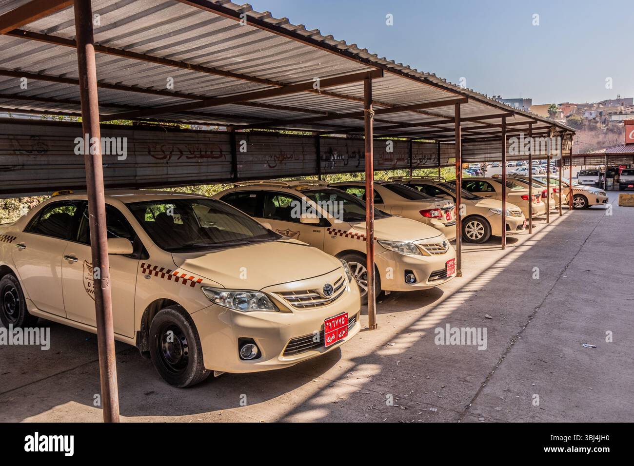 DUHOK, IRAK - 1er OCTOBRE 2022 : garage, parking de taxi partagé à Duhok, région du Kurdistan en Irak Banque D'Images