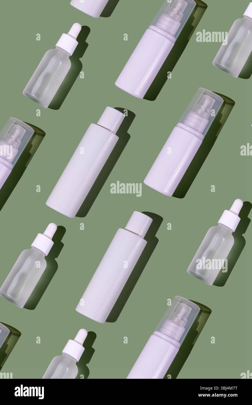 Bouteilles cosmétiques blanches isolées sur fond vert Banque D'Images