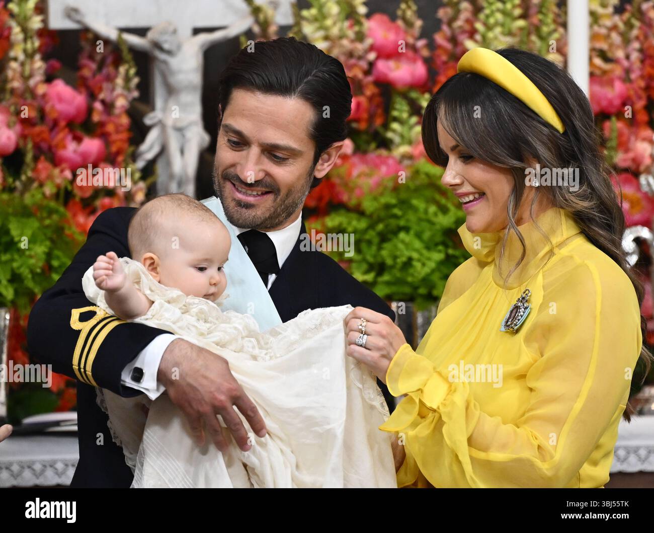 Stockholm, Suède. 13 juin 2025. Le prince Carl Philip avec sa fille la princesse Ines et la princesse Sofia lors du baptême de la princesse Ines dans la chapelle du palais de Drottningholm à Stockholm, Suède, le 13 juin 2025. Photo : Anders Wiklund/TT/Code 10040 crédit : TT News Agency/Alamy Live News Banque D'Images