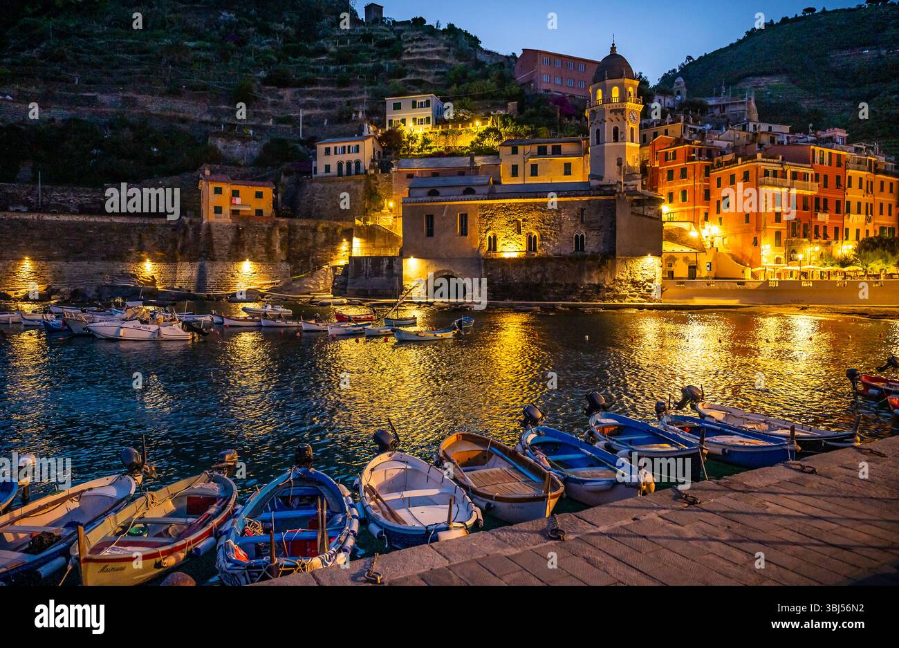Au lever du soleil, le port de plaisance de Vernazza, en Italie, brille de couleurs vives, encadré par de beaux bâtiments en stuc dans ce village emblématique des Cinque Terre. Banque D'Images