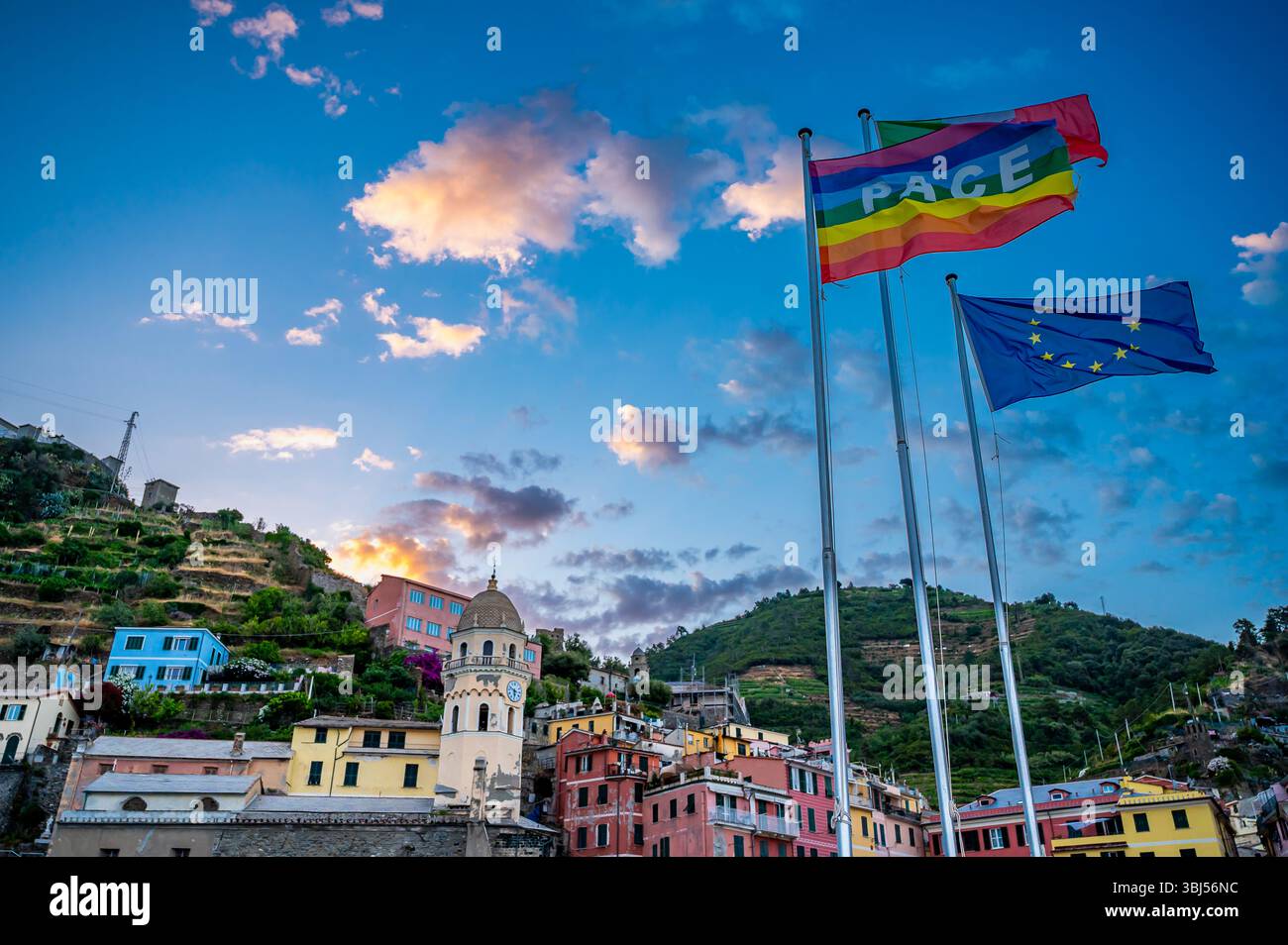 Au lever du soleil, le port de plaisance de Vernazza, en Italie, brille de couleurs vives, encadré par de beaux bâtiments en stuc dans ce village emblématique des Cinque Terre. Banque D'Images