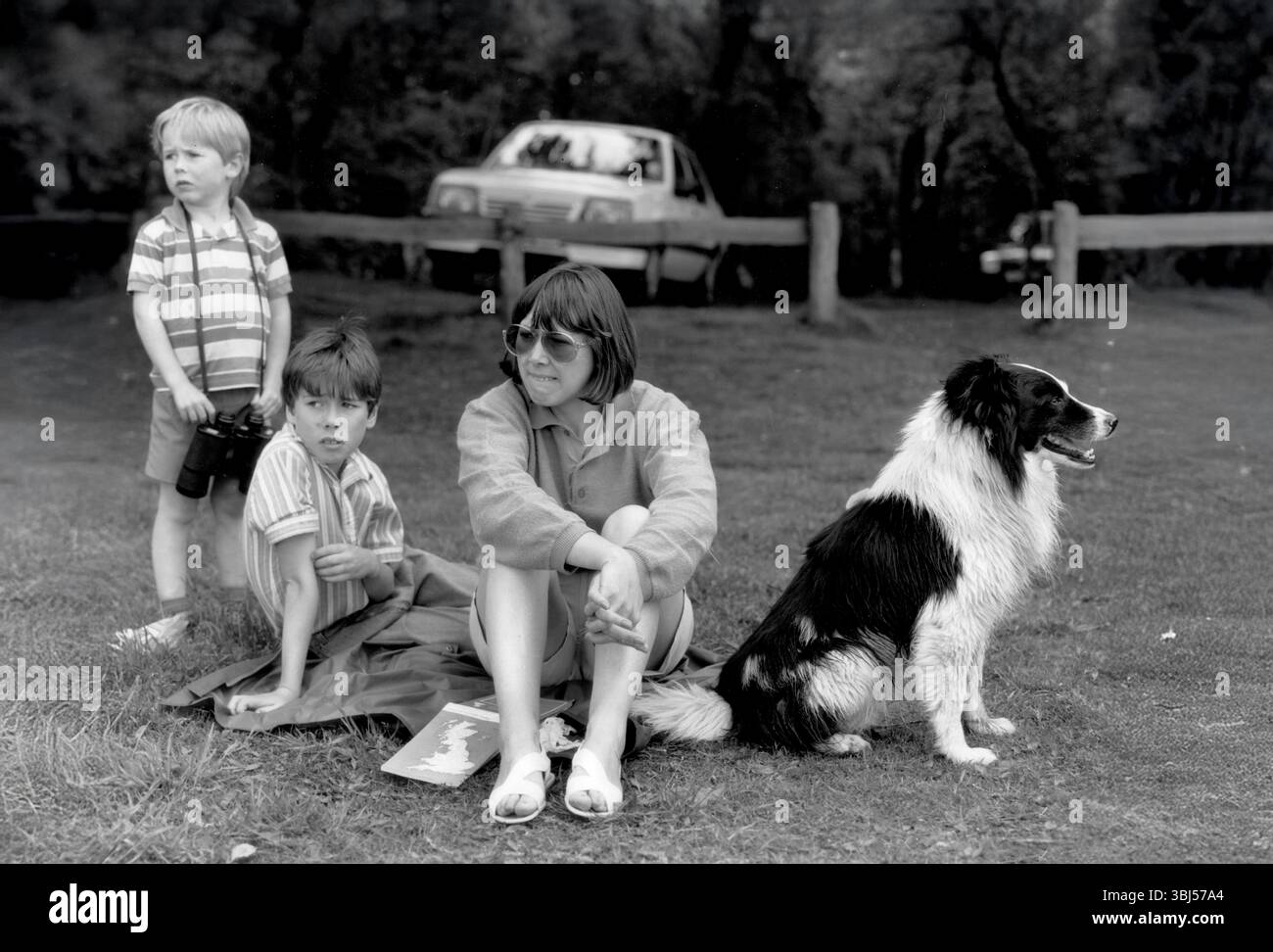 Mère et enfants avec chien d'animal de compagnie lors d'une journée dehors Grande-Bretagne, Royaume-Uni 1987 Banque D'Images Mère et enfants avec chien d'animal de compagnie lors d'une journée dehors Grande-Bretagne, Royaume-Uni 1987 Banque D'Images