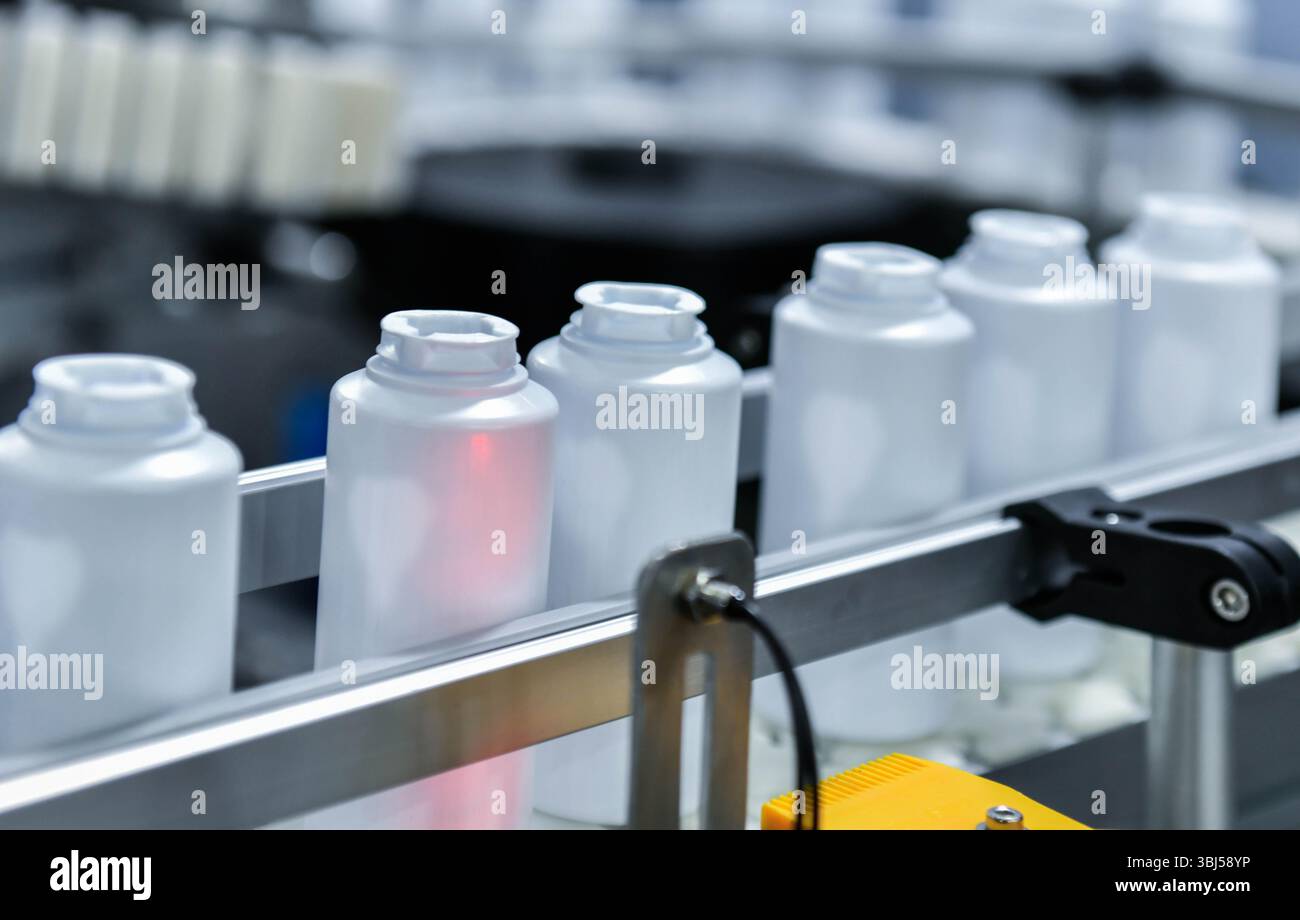 Machine de comptage à grande vitesse et d'embouteillage automatique de comprimés dans la ligne de production de l'industrie pharmaceutique Banque D'Images Machine de comptage à grande vitesse et d'embouteillage automatique de comprimés dans la ligne de production de l'industrie pharmaceutique Banque D'Images