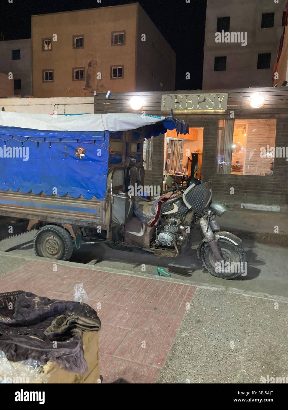 Moto à trois roues dans le centre-ville de Dakhla, Sahara Occidental, 2025 Banque D'Images