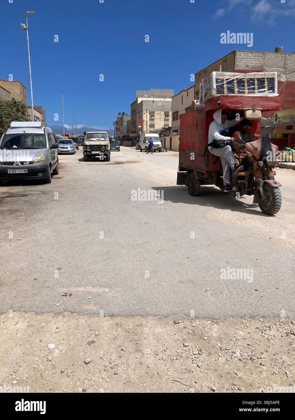 Moto à trois roues dans le centre-ville de Dakhla, Sahara Occidental, 2025 Banque D'Images