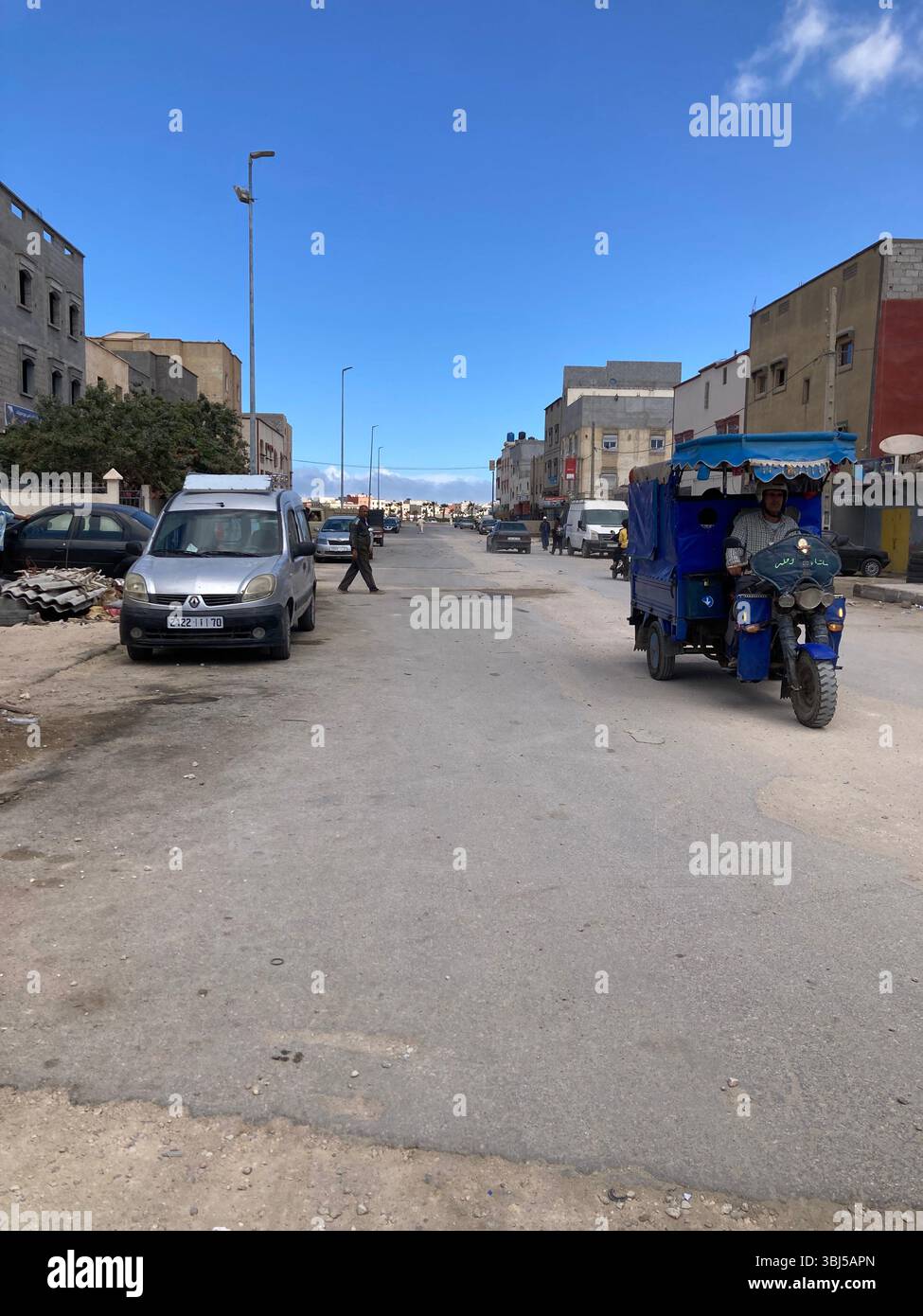 Moto à trois roues dans le centre-ville de Dakhla, Sahara Occidental, 2025 Banque D'Images