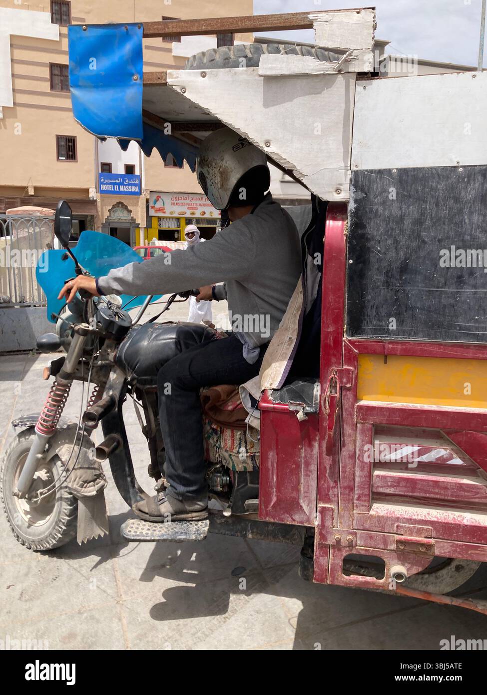 Moto à trois roues dans le centre-ville de Dakhla, Sahara Occidental, 2025 Banque D'Images
