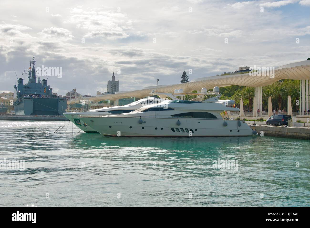 Yachts à moteur amarrés avec le navire de la marine espagnole Galice classe plate-forme d'atterrissage quai LPD Castilla L52 derrière Quay 2 Port de Málaga Andalousie Espagne Banque D'Images