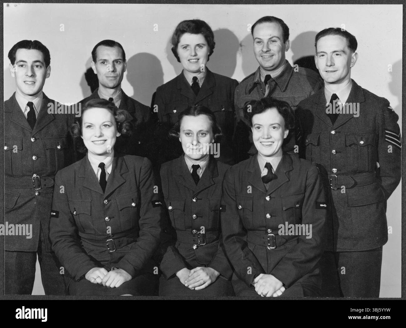 Le casting d'une production dramatique de George et Margaret, dans leurs uniformes militaires, pose pour la caméra à la RAF Iver Heath, Pinewood Studios, Buckinghamshire, 1943. George and Margaret est une comédie écrite par Gerald Savory, jouée pour la première fois en 1937. La rangée arrière montre, de gauche à droite, Johnny Jay, Wesley Hyde, Lilian Lewis, Reg Chilman, et Bert Eggleton. La première rangée montre, de gauche à droite, Mary Short, Knicky Chapman et Wynne Byrne. Pinewood Studios - ou RAF Iver Heath - a été utilisé comme base pendant la seconde Guerre mondiale pour la Royal Air Force film production Unit, le Crown F Banque D'Images
