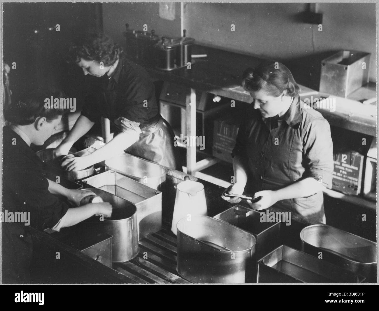 Royal Air Force No 2 School of Photography, Palatine Road, Blackpool, Lancashire, 1942-1943. Stagiaires de la Force aérienne auxiliaire féminine (WAAF) mélangeant des produits chimiques pour le développement de films photographiques. La RAF’ ;s No. 2 School of Photography a été créée en août 1940 pour répondre au besoin croissant de photographes et techniciens photographiques pour aider à la reconnaissance aérienne pendant la seconde Guerre mondiale. L'école était basée au Blackpool Technical College et Palatine Secondary School à Blackpool. La formation des femmes à l'École a commencé en 1941. Cette photographie fait partie d'un ensemble pris par Banque D'Images