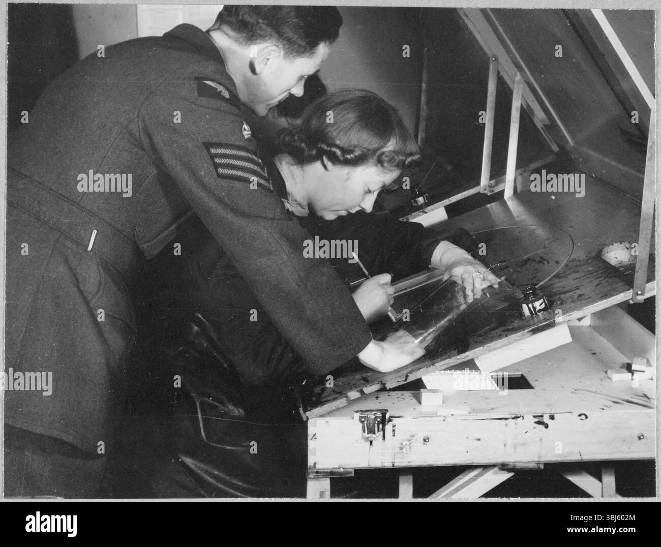 Royal Air Force No 2 School of Photography, Palatine Road, Blackpool, Lancashire, 1942-1943. Un membre de la Women's Auxiliary Air Force (WAAF) est enseigné par un instructeur de la RAF. La RAF’ ;s No. 2 School of Photography a été créée en août 1940 pour répondre au besoin croissant de photographes et techniciens photographiques pour aider à la reconnaissance aérienne pendant la seconde Guerre mondiale. L'école était basée au Blackpool Technical College et Palatine Secondary School à Blackpool. La formation des femmes à l'École a commencé en 1941. Cette photographie fait partie d'un ensemble pris par Barnet Saidman, an Banque D'Images