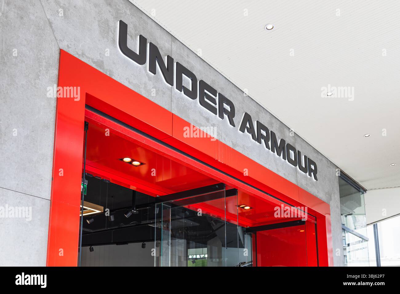 Extérieur du magasin Under Armour avec logo et marque emblématiques. Londres, Royaume-Uni, 14 avril 2024 Banque D'Images