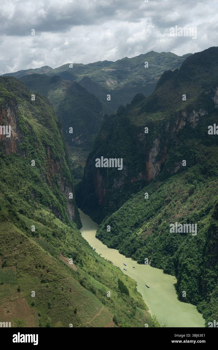 Bateaux d'excursion emmenant les touristes en voyage dans le canyon profond de ma Pi Leng passe sur la boucle de Ha Giang dans le nord du Vietnam Banque D'Images