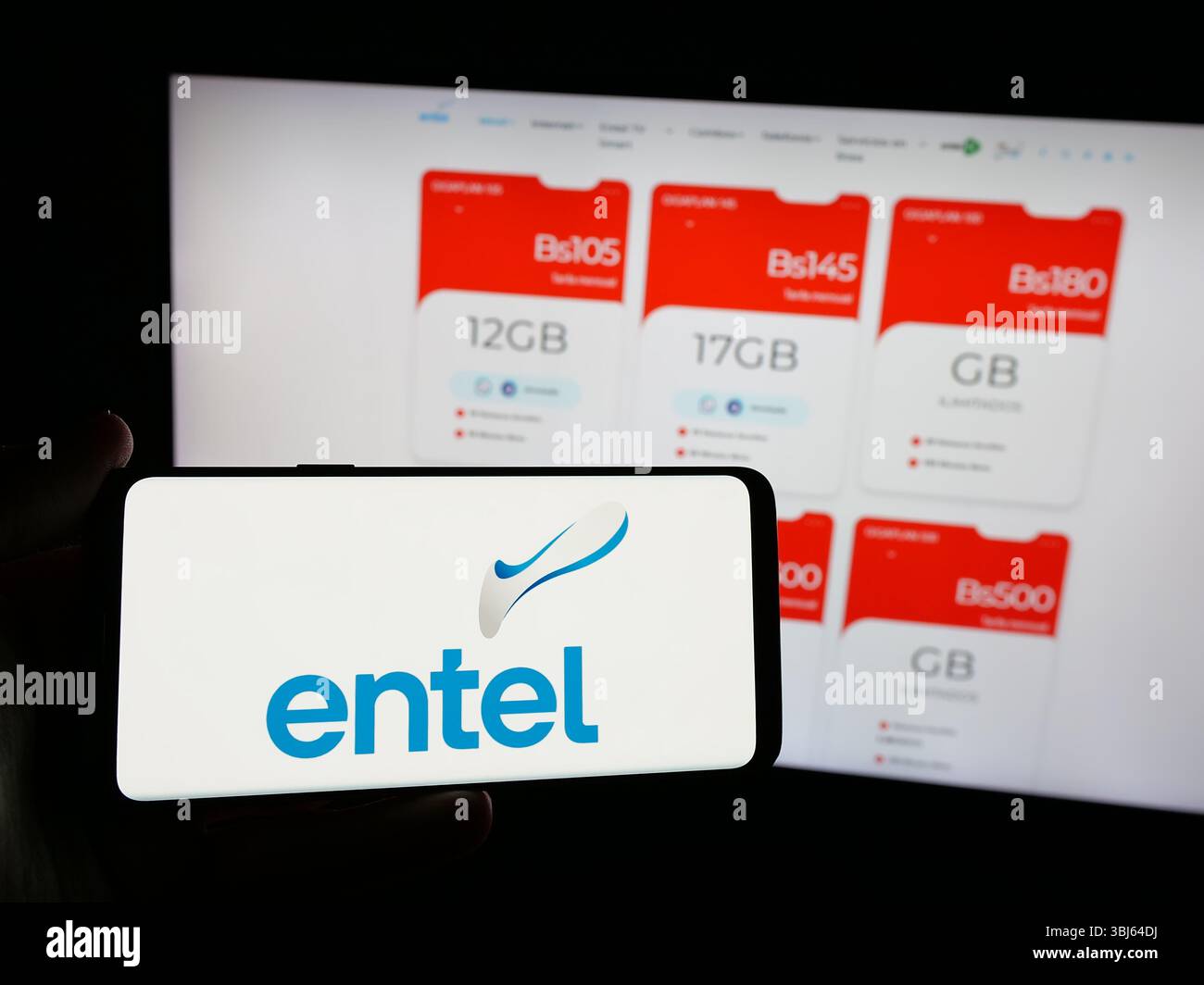 Stuttgart, Allemagne - 04-07-2025 : personne tenant un smartphone avec le logo de la société de télécommunications Entel S.A. sur l'écran devant le site. Banque D'Images Stuttgart, Allemagne - 04-07-2025 : personne tenant un smartphone avec le logo de la société de télécommunications Entel S.A. sur l'écran devant le site. Banque D'Images