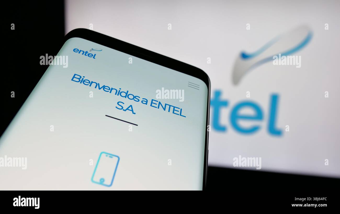 Stuttgart, Allemagne - 04-07-2025 : téléphone portable avec le logo de la société de télécommunications Entel S.A. sur l'écran devant le site. Banque D'Images Stuttgart, Allemagne - 04-07-2025 : téléphone portable avec le logo de la société de télécommunications Entel S.A. sur l'écran devant le site. Banque D'Images