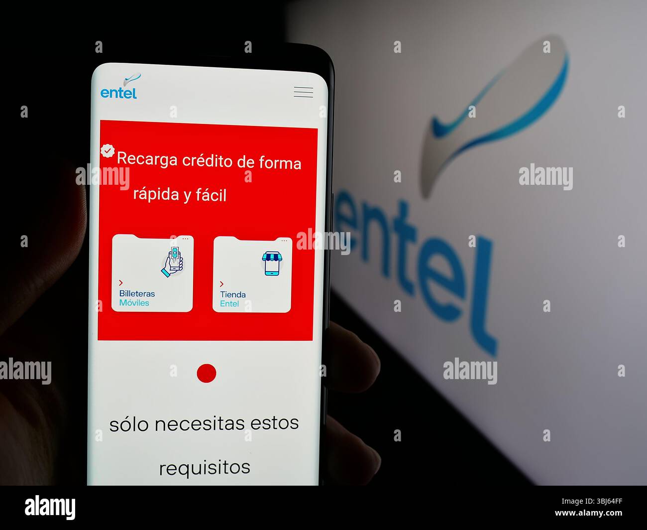 Stuttgart, Allemagne - 04-07-2025 : personne tenant un téléphone portable avec la page web de la société de télécommunications Entel S.A. sur l'écran devant le logo. Banque D'Images Stuttgart, Allemagne - 04-07-2025 : personne tenant un téléphone portable avec la page web de la société de télécommunications Entel S.A. sur l'écran devant le logo. Banque D'Images