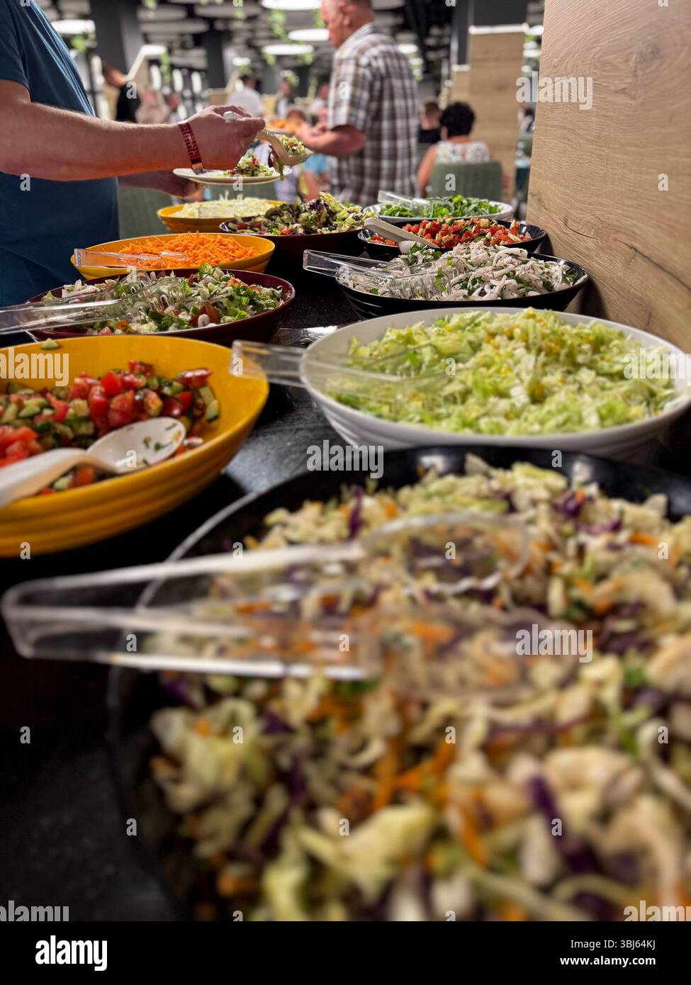 Buffet de l'hôtel tout compris avec une cuisine internationale variée riche sélection de salades au buffet du complexe. Variété de plats et expérience culinaire de vacances Banque D'Images Buffet de l'hôtel tout compris avec une cuisine internationale variée riche sélection de salades au buffet du complexe. Variété de plats et expérience culinaire de vacances Banque D'Images